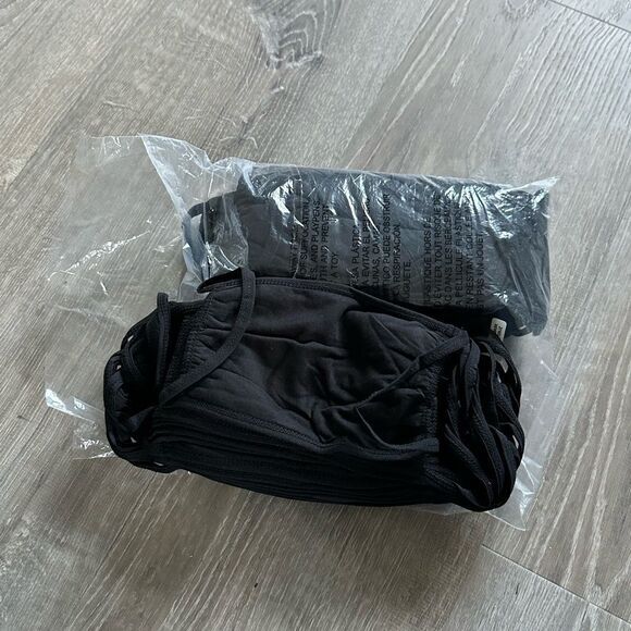 Hanes Black Face‎ Masks - NEW in Package 50 masks - Picture 2 of 3